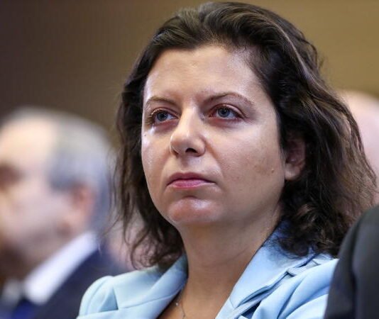 По-прежнему «ложится в постель со своим мужем»: Симоньян спит рядом с прахом Кеосаяна