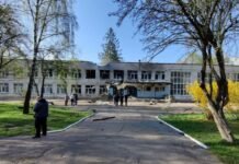 Пряме влучання у ліцей, пошкоджені дитсадки, лікарня та будинки: масштаби нічної атаки на Чернігів (Фото)