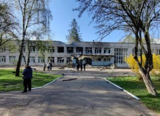 Пряме влучання у ліцей, пошкоджені дитсадки, лікарня та будинки: масштаби нічної атаки на Чернігів (Фото)