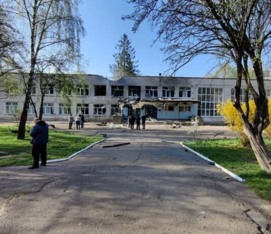 Пряме влучання у ліцей, пошкоджені дитсадки, лікарня та будинки: масштаби нічної атаки на Чернігів (Фото)