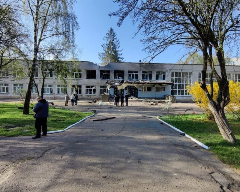 Пряме влучання у ліцей, пошкоджені дитсадки, лікарня та будинки: масштаби нічної атаки на Чернігів (Фото)