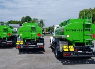 «Транспорт есть, а ездить некому»: в Украине не хватает водителей для доставки топлива, — эксперт