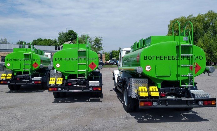 «Транспорт есть, а ездить некому»: в Украине не хватает водителей для доставки топлива, — эксперт