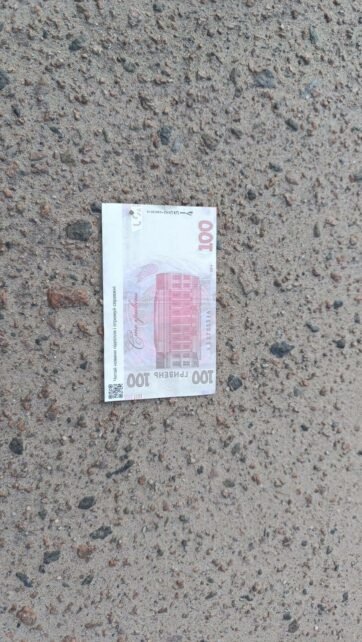 На Чернігівщині ворог з безпілотника розкидав фальшиві гроші