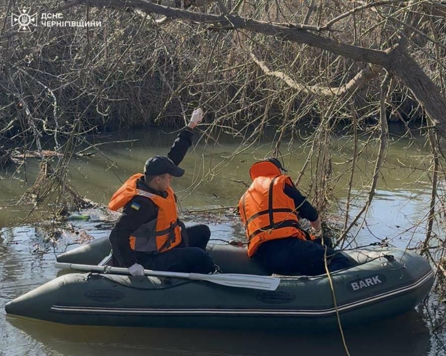 Рятувальники дістали тіло чоловіка з водойми на Чернігівщині