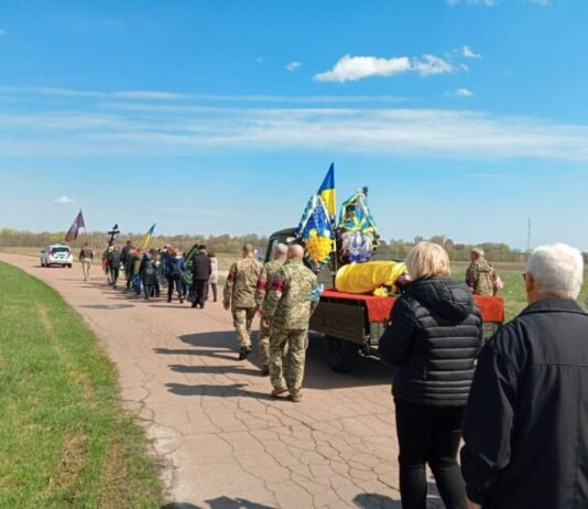 Загинув на Донецькому напрямку: громада на Чернігівщині попрощалася із захисником