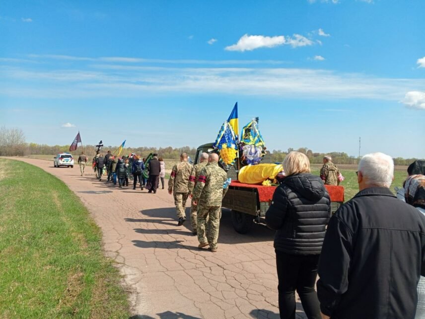 Загинув на Донецькому напрямку: громада на Чернігівщині попрощалася із захисником