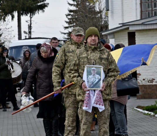 Народився в Маріуполі, виріс на Чернігівщині: громада провела в останню путь захисника