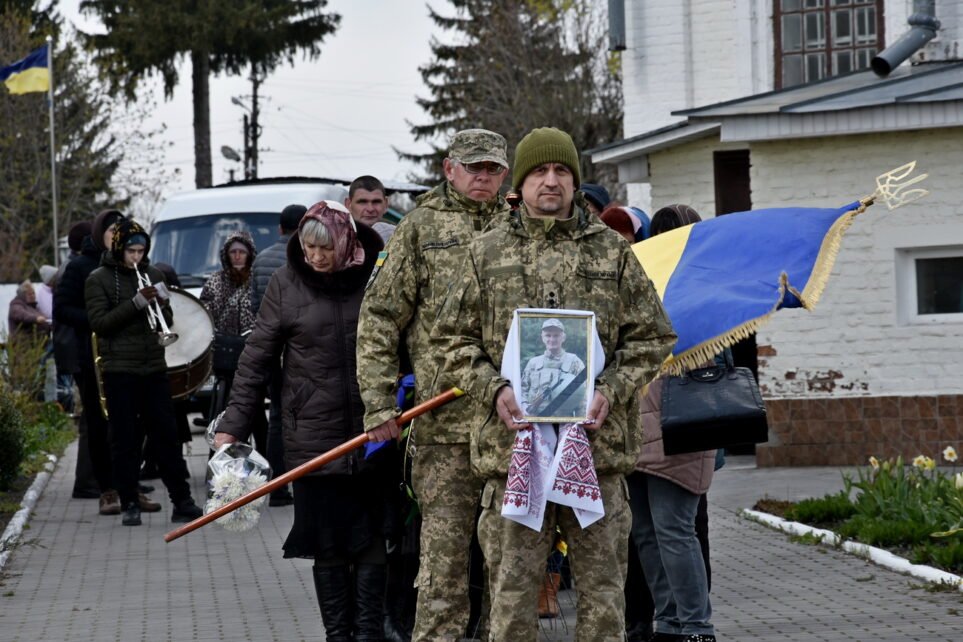 Народився в Маріуполі, виріс на Чернігівщині: громада провела в останню путь захисника