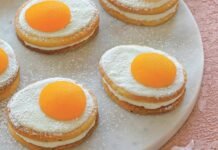 Суботній рецепт: ідеальний десерт до Великодня — печиво у вигляді яєць із сирним кремом