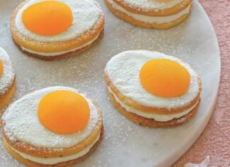 Суботній рецепт: ідеальний десерт до Великодня — печиво у вигляді яєць із сирним кремом