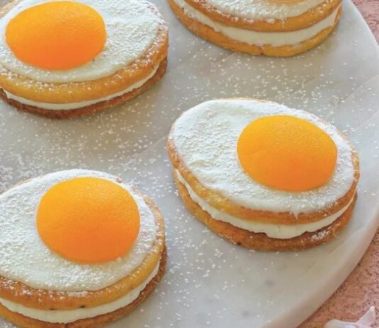 Суботній рецепт: ідеальний десерт до Великодня — печиво у вигляді яєць із сирним кремом