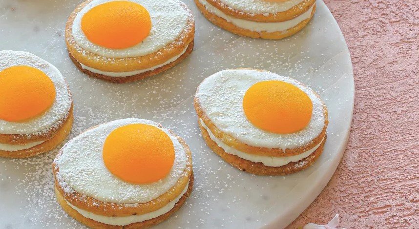 Суботній рецепт: ідеальний десерт до Великодня — печиво у вигляді яєць із сирним кремом
