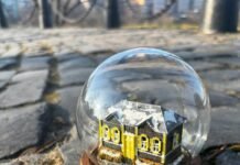 Чернігівський будинок – у декоративній кулі: незвичайний подарунок на згадку про місто