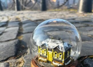 Чернігівський будинок – у декоративній кулі: незвичайний подарунок на згадку про місто