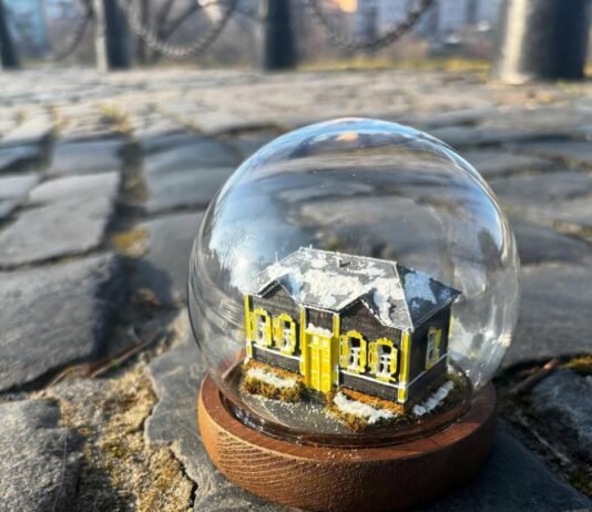 Чернігівський будинок – у декоративній кулі: незвичайний подарунок на згадку про місто