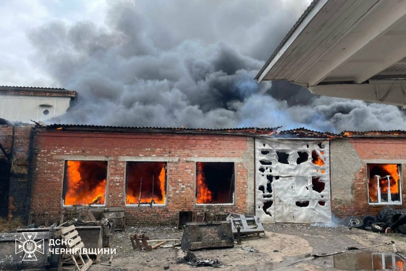 Армія рф атакувала дронами аграрне підприємство на Чернігівщині: спалахнула пожежа