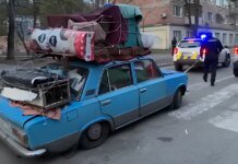 18 курей і пес у старенькому ВАЗі: 70-річний переселенець розчулив соцмережі