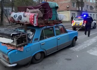 18 курей і пес у старенькому ВАЗі: 70-річний переселенець розчулив соцмережі