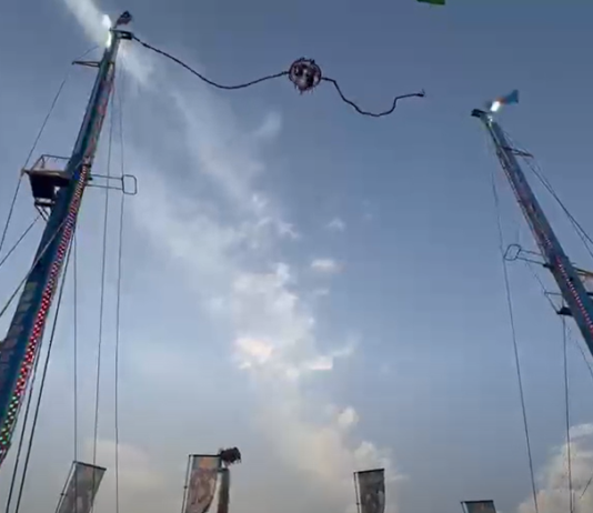 Капсула взлетела в воздух: в Испании во время фестиваля оборвался трос аттракциона с людьми, есть пострадавшие (видео)