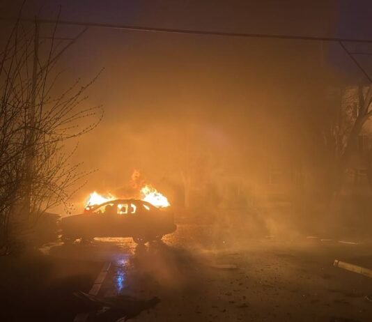 «Горят квартиры»: россияне атаковали дронами Конотоп, в городе начались пожары (фото)