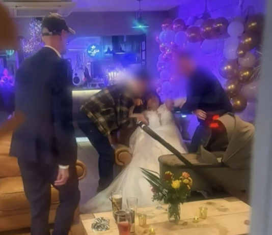 Невеста переволновалась на свадьбе, увлеклась выпивкой и потеряла сознание (фото)