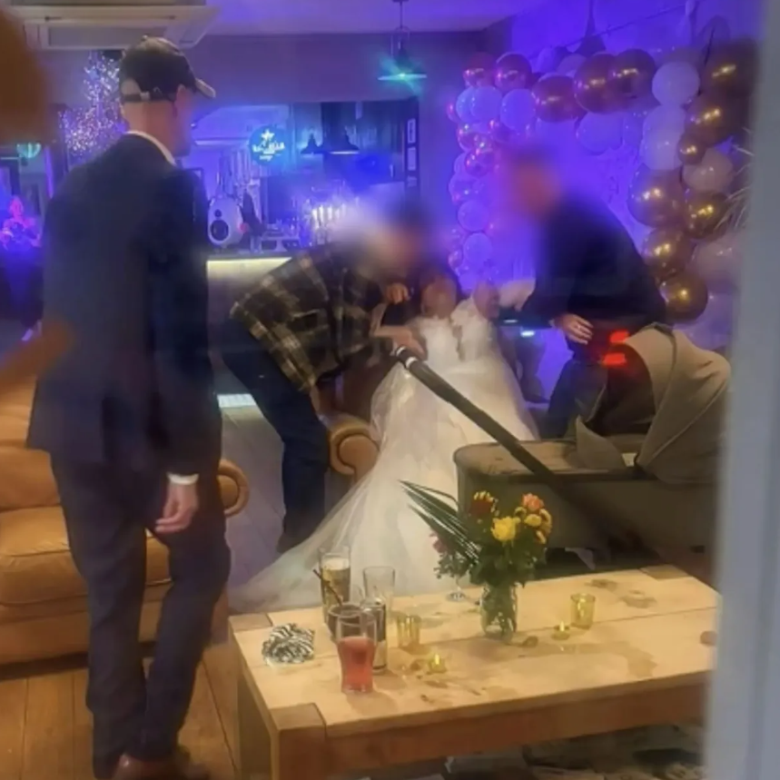 Невеста переволновалась на свадьбе, увлеклась выпивкой и потеряла сознание (фото)