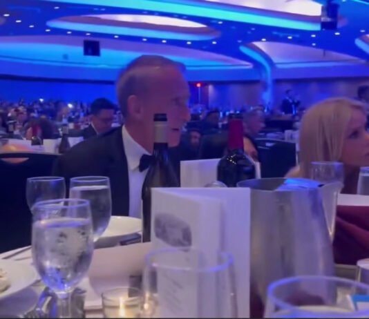 Пока все бежали: во время стрельбы с Трампом женщина воровала вино со столов — ее поступок активно обсуждают (фото)