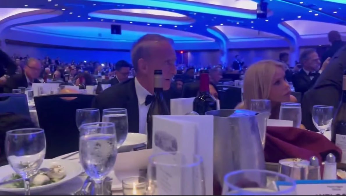 Пока все бежали: во время стрельбы с Трампом женщина воровала вино со столов — ее поступок активно обсуждают (фото)