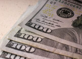 Валютные качели: сколько стоят доллар и евро 16 апреля