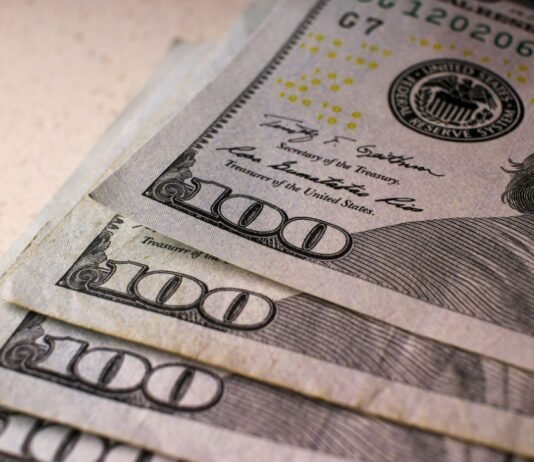 Валютные качели: сколько стоят доллар и евро 16 апреля