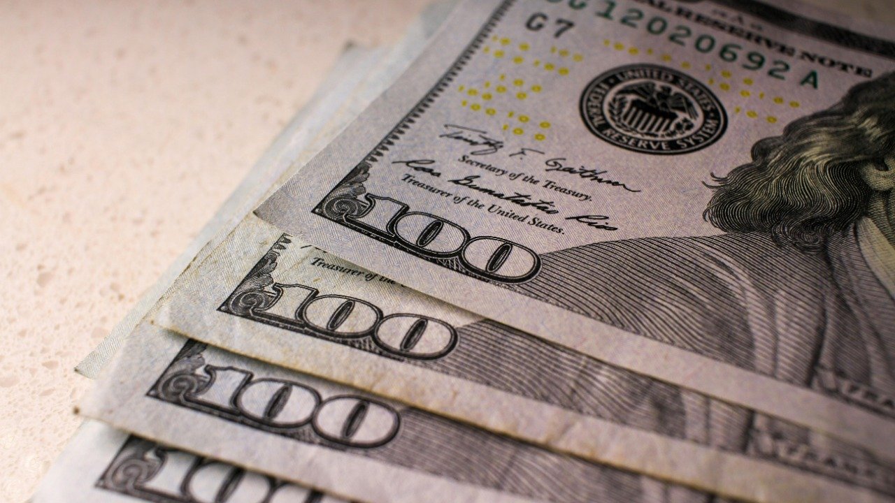 Валютные качели: сколько стоят доллар и евро 16 апреля