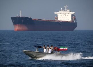 Иран обстрелял два торговых судна после очередного закрытия Ормузского пролива, — СМИ (фото)