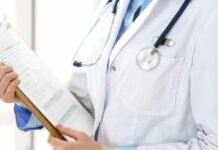 Не забезпечила госпіталізацію та неправильно оцінила стан: на Чернігівщині лікарку судитимуть через смерть дитини