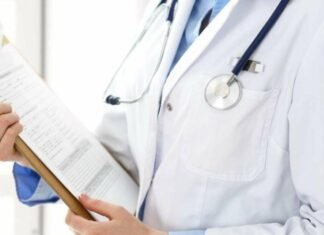 Не забезпечила госпіталізацію та неправильно оцінила стан: на Чернігівщині лікарку судитимуть через смерть дитини