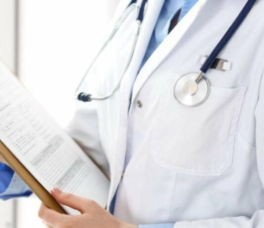 Не забезпечила госпіталізацію та неправильно оцінила стан: на Чернігівщині лікарку судитимуть через смерть дитини