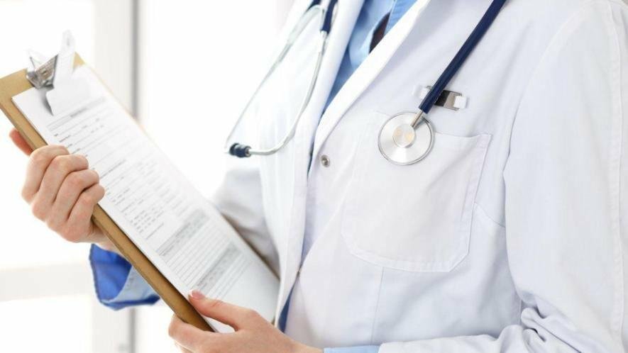 Не забезпечила госпіталізацію та неправильно оцінила стан: на Чернігівщині лікарку судитимуть через смерть дитини