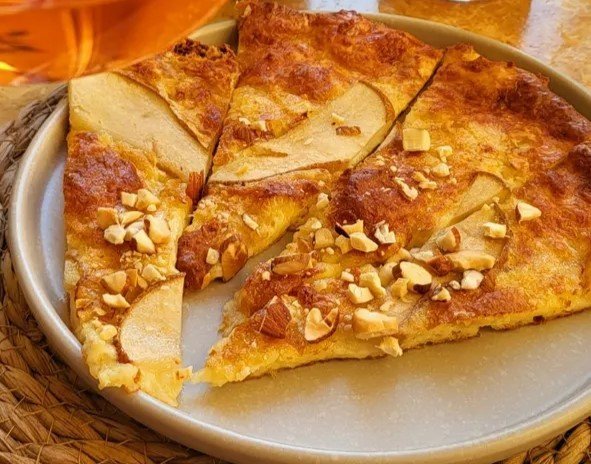 Суботній рецепт: сирна піца з грушею і брі