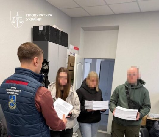 «Ви виграли приз». У Чернігові та Києві судитимуть організаторів мережі шахрайських кол-центрів