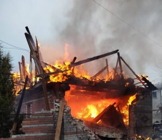 Російський дрон влучив у приватне подвір‘я у Киселівській громаді: виникла пожежа