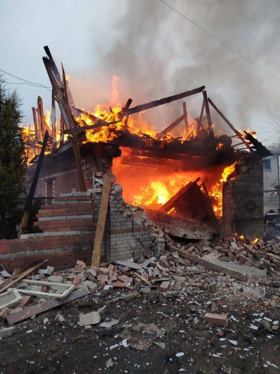 Російський дрон влучив у приватне подвір‘я у Киселівській громаді: виникла пожежа