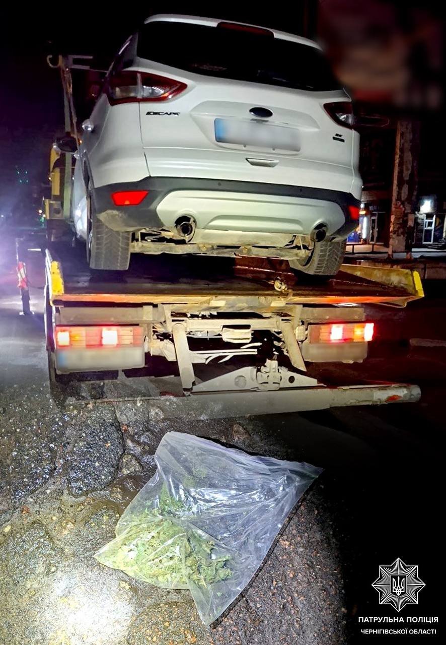 У Чернігові під час зупинки водійки за порушення ПДР у пасажира виявили наркотики