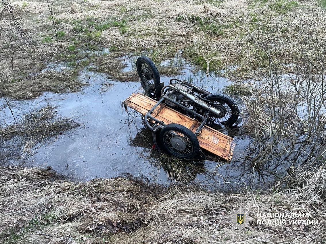 На Чернігівщині 26-річний чоловік загинув у ДТП: мотоцикл придавив водія