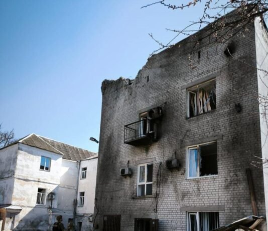 У Чернігові внаслідок атаки рф пошкоджено 30 вікон і балконних рам у будинках і 35 вікон в адмінбудівлях