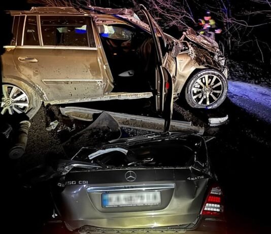Поблизу Киїнки п‘яний водій Mercedes врізався у дорожній знак і перекинувся
