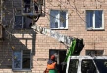 Чернігів оговтується після обстрілів: комунальники закривають вибиті вікна