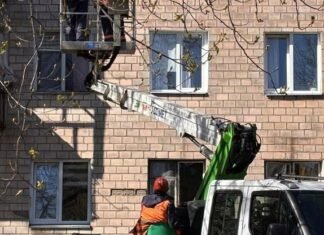 Чернігів оговтується після обстрілів: комунальники закривають вибиті вікна