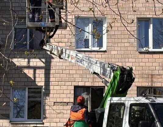 Чернігів оговтується після обстрілів: комунальники закривають вибиті вікна