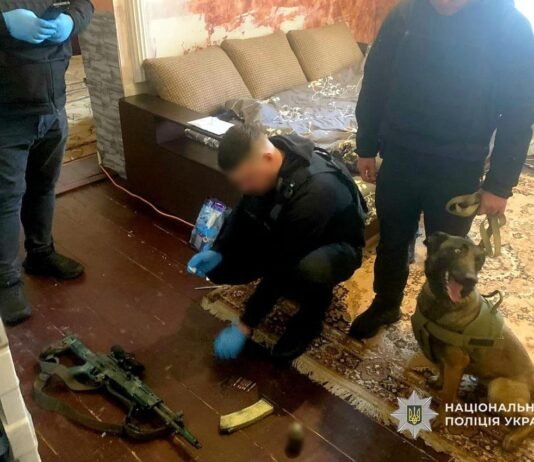 Автомат з оптичним прицілом, ручна граната та набої: на Чернігівщині у чоловіка вилучили зброю та боєприпаси