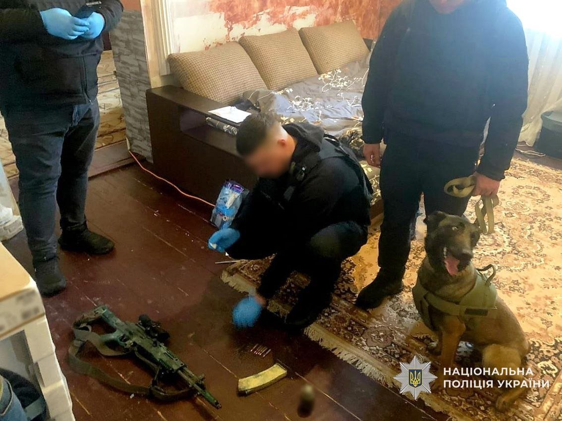 Автомат з оптичним прицілом, ручна граната та набої: на Чернігівщині у чоловіка вилучили зброю та боєприпаси